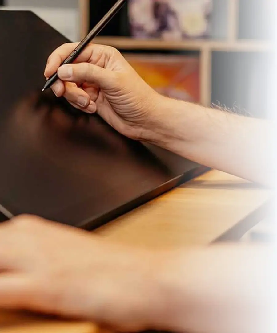 Mano dibujando con lápiz sobre una tableta Wacom