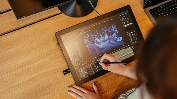 Ilustradora trabajando sobre una pantalla interactiva