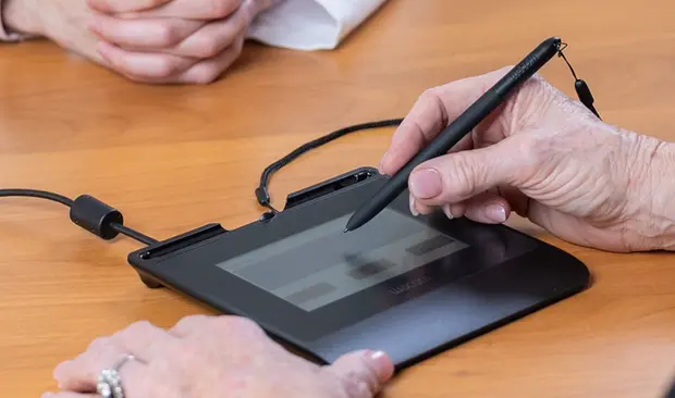 Firma sobre un pad de firma digital Wacom