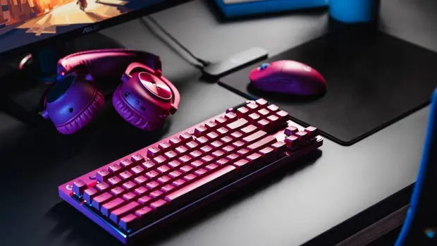 Teclado mecánico, audífonos y ratón de gaming iluminados
