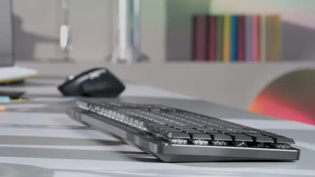 Teclado y ratón de oficina sobre un escritorio